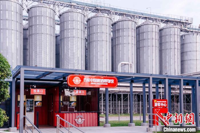 圖為基地原料立倉(cāng)。　李南軒 攝