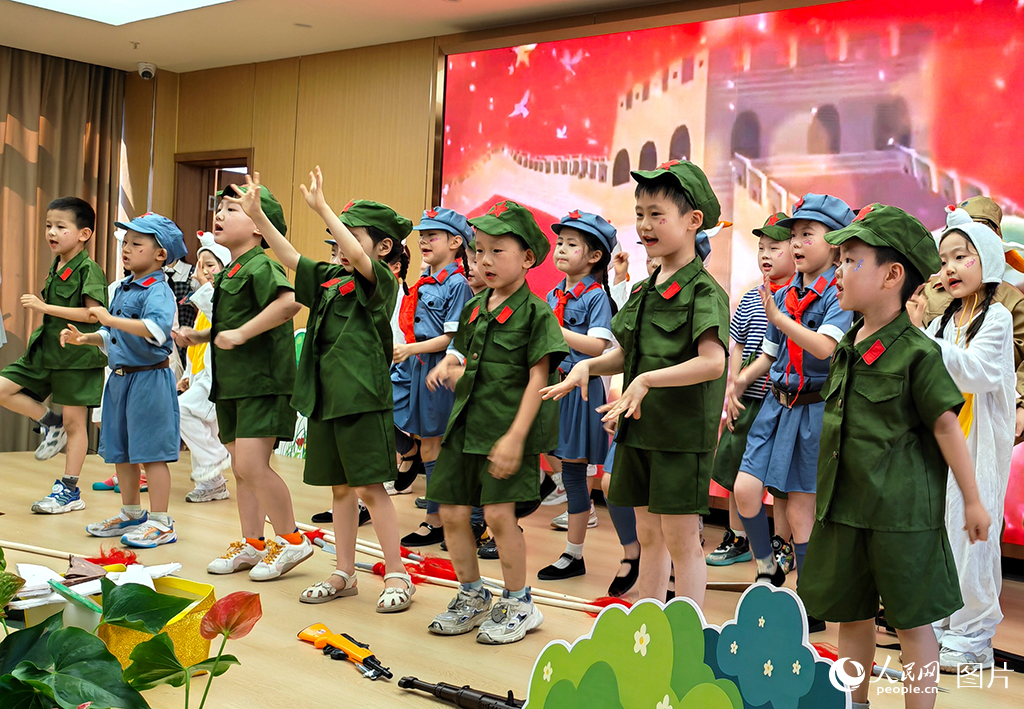 2026年5月30日，河南鄭州中原區(qū)永威鑫城幼兒園的孩子們來到鄭康養(yǎng)·金色年華頤養(yǎng)中心，為老人們表演了精彩節(jié)目，以這種溫馨的方式慶祝兒童節(jié)的到來。人民網(wǎng)記者 王玉興攝