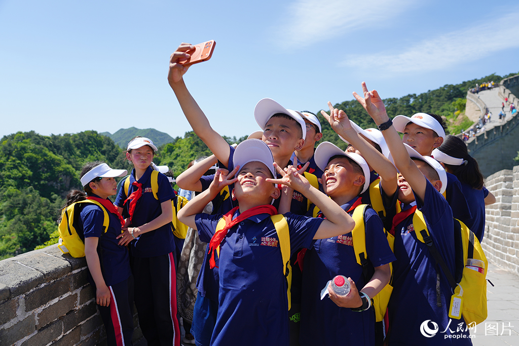 2026年5月28日至6月1日，“石榴籽心連心 手拉手創(chuàng)未來”邊疆少年北京行活動舉辦，來自青海玉樹州稱多縣的少先隊員代表登上長城，接受愛國主義教育，并合影留念。人民網(wǎng)記者 楊啟紅攝