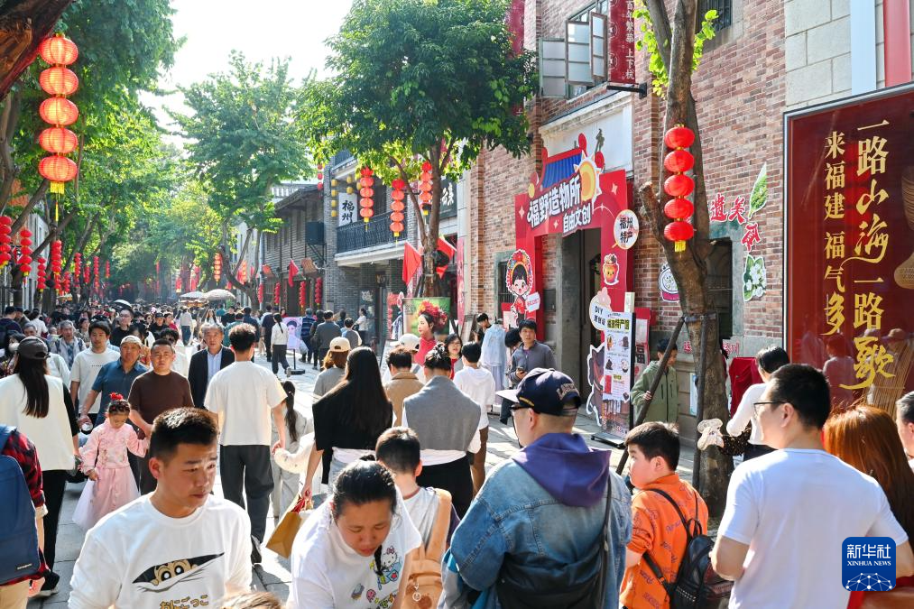 2月22日，市民游客在福州上下杭?xì)v史文化街區(qū)參觀游覽。新華社記者林善傳 攝