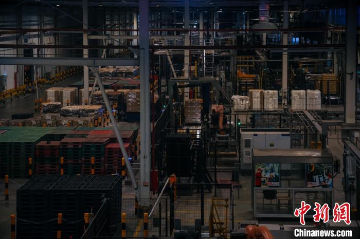 基地依托數(shù)字技術(shù)打造“黑燈工廠”?！±钅宪?攝