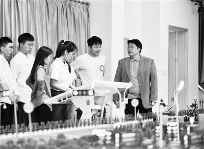圖為天津大學(xué)智能與計(jì)算學(xué)部教師在沙盤(pán)教室內(nèi)給學(xué)生講授智能駕駛等方面的內(nèi)容。 新華社記者 趙子碩攝