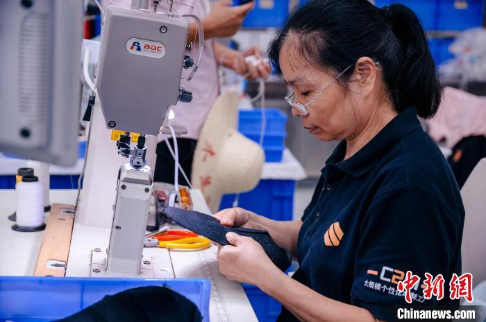 圖為員工在生產(chǎn)線工作。　李南軒 攝