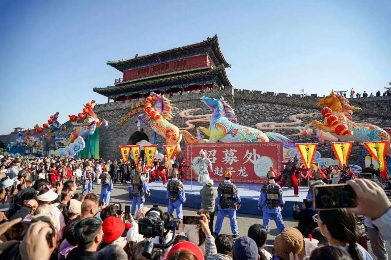 “五一”假期，河北正定南城門，“當(dāng)一天趙子龍的兵”招募現(xiàn)場人頭攢動(dòng)。河北省文化和旅游廳供圖