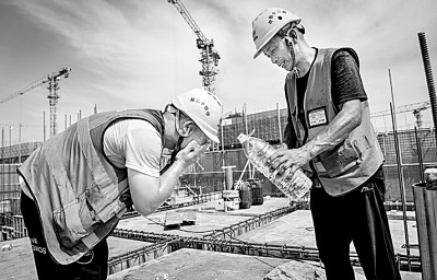 近日，多地迎來高溫天氣，圖為中鐵十二局工人在河北雄安新區(qū)大河片區(qū)安置房項目建設(shè)現(xiàn)場洗臉解暑。 新華社發(fā)