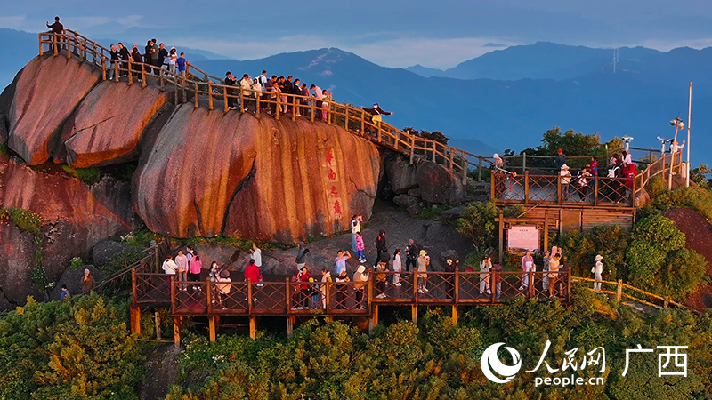 游客在觀賞日出。人民網 雷琦竣攝