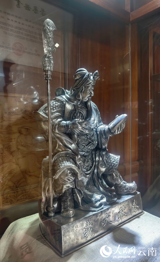 5寸發(fā)標(biāo)制作的關(guān)公像。人民網(wǎng)記者 符皓攝