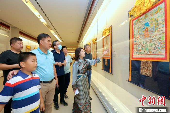 “藏韻瑰寶”藏醫(yī)四部醫(yī)典唐卡珍品展現(xiàn)場。　劉俊蒼 攝