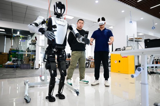 10月24日，在安徽合肥，研發(fā)人員使用VR設備進行機器人遙操作，用于動作捕獲采集數(shù)據(jù)。新華社記者 周牧 攝