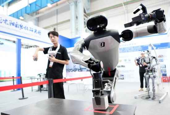 9月5日，在沈陽的2025全球工業(yè)互聯(lián)網(wǎng)大會的展覽區(qū)現(xiàn)場，中國科學院沈陽自動化研究所的機器人工程師在調試具身智能操作系統(tǒng)。新華社記者 李鋼 攝