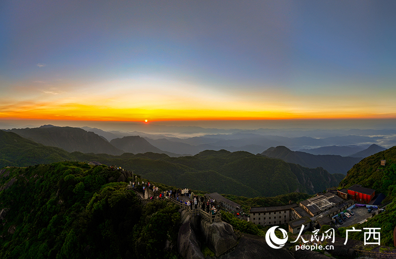 紅日破云而出。人民網 雷琦竣攝
