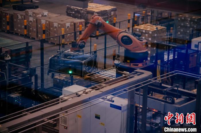 百威雪津啤酒莆田基地釀造幾乎都由自動(dòng)化生產(chǎn)線完成，年產(chǎn)能達(dá)200萬(wàn)噸。　李南軒 攝