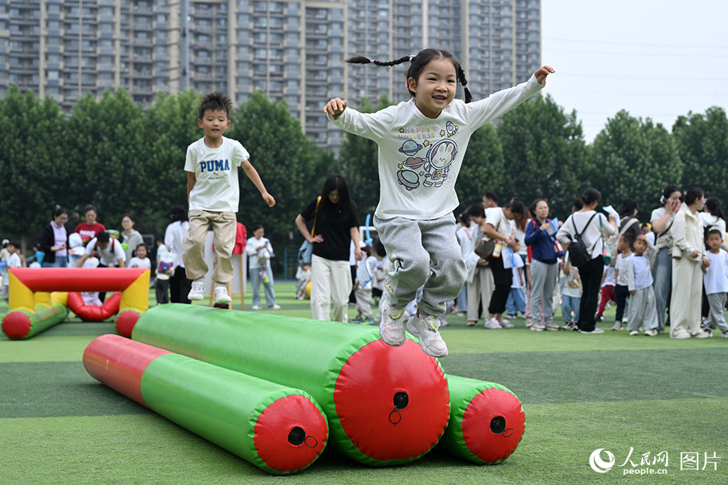 2026年5月27日，山東濟南歷下區(qū)百合幼兒園“六一”親子運動會現(xiàn)場，孩子們跟隨音樂節(jié)拍快樂躍動，一張張燦爛笑臉定格了純真而充滿活力的美好瞬間。人民網(wǎng)記者 劉祺攝