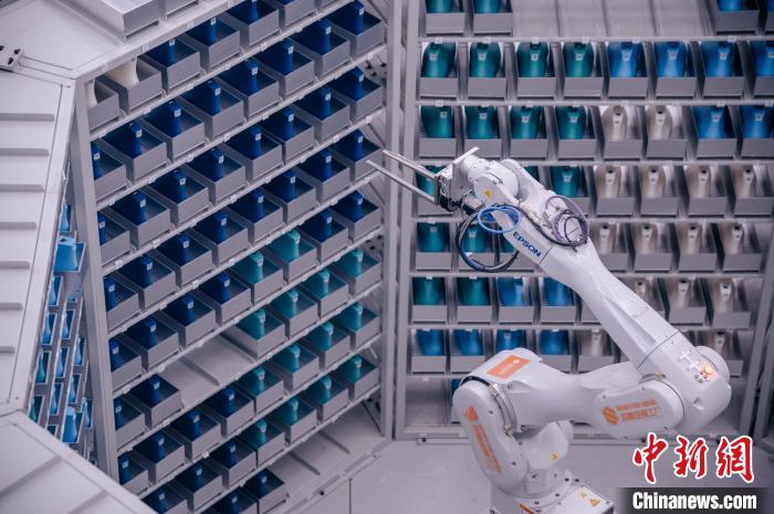 車間里，鞋楦配送機(jī)械臂在有序工作?！±钅宪?攝