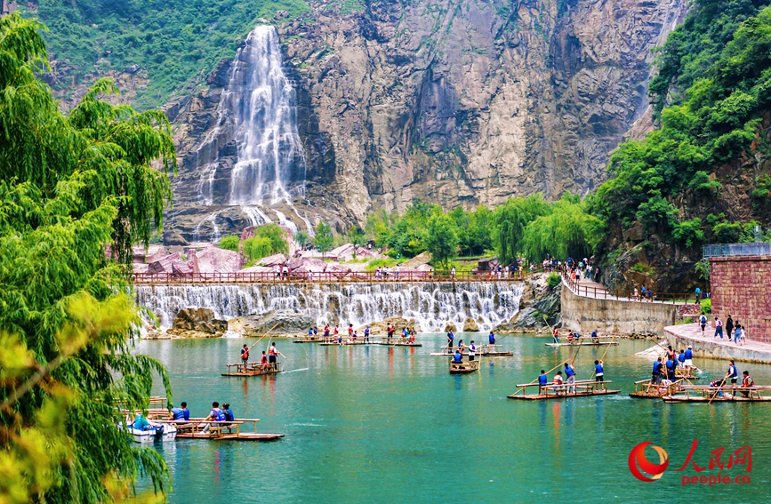 泛舟水上，成為酷熱夏季的一個(gè)避暑良方。人民網(wǎng)記者 王佩攝