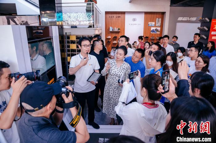 定制示范工廠可從腳型測(cè)量?jī)x采集數(shù)據(jù)，按需進(jìn)行“私人訂制”。　李南軒 攝