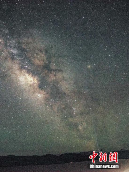 圖為6月20日晚游客在西藏阿里暗夜公園，與銀河“合影”。曹枝清 攝