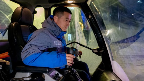 吉林市松花湖滑雪度假區(qū)內(nèi)，工作人員正駕駛壓雪車平整雪道。新華社記者 唐成卓 攝