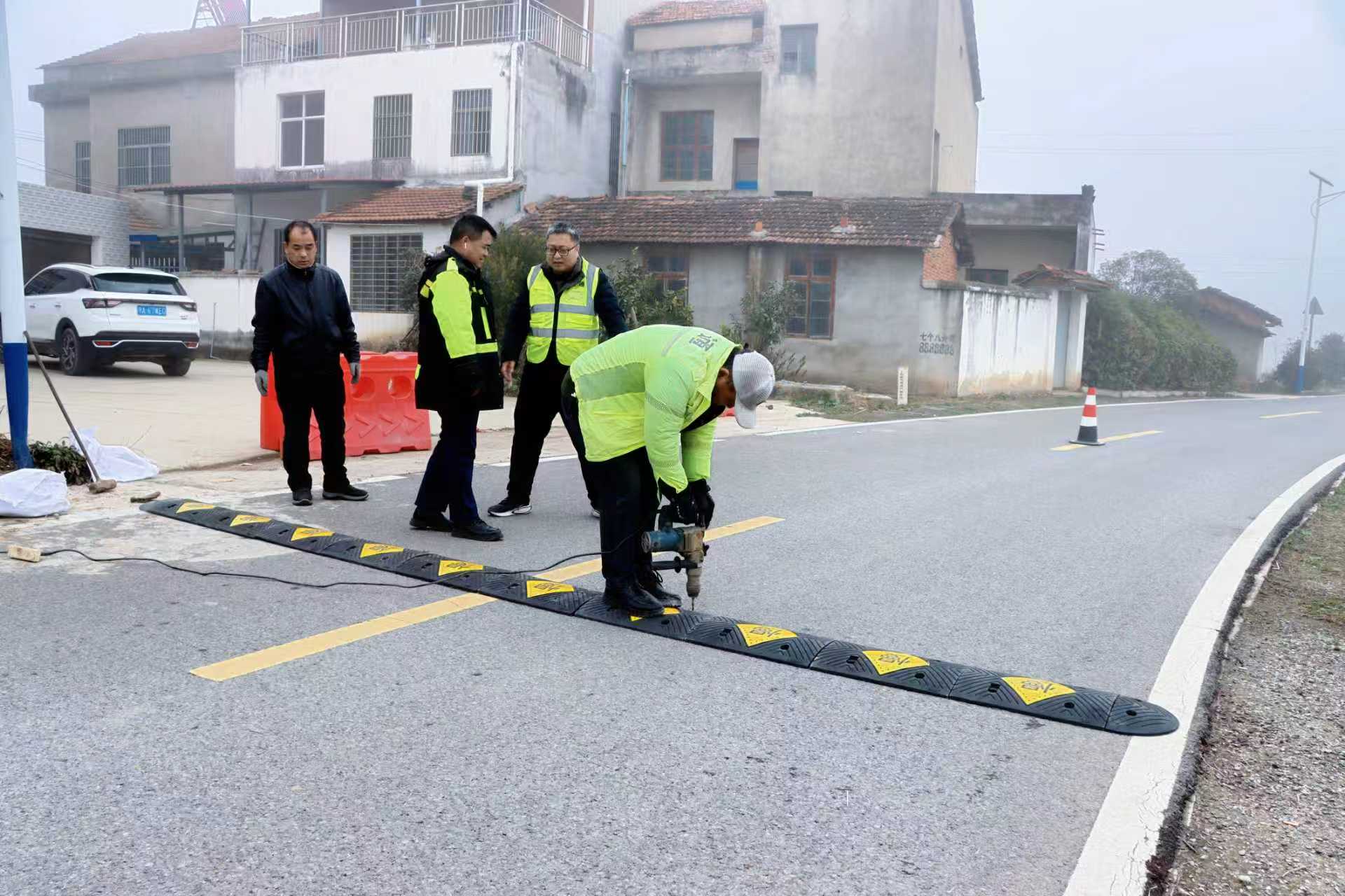 養(yǎng)護(hù)工對(duì)農(nóng)村公路進(jìn)行日常巡查、養(yǎng)護(hù)。受訪方供圖