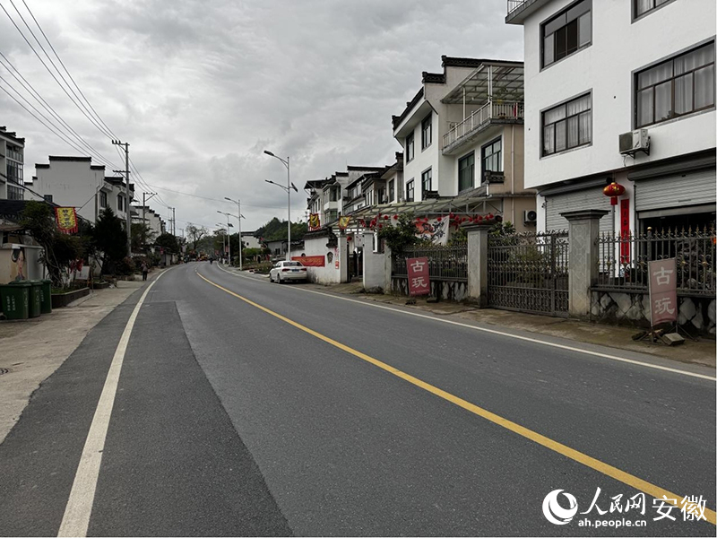 寬敞的S347公路穿過瞻淇村。人民網(wǎng)記者 胡雨松攝