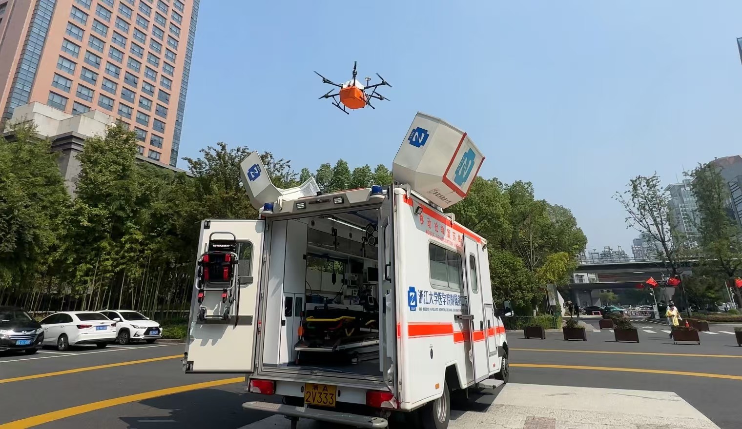 浙江大學(xué)醫(yī)學(xué)院附屬第二醫(yī)院5G急救車搭載的無人機(jī)正在起飛。人民網(wǎng)記者 申佳平攝