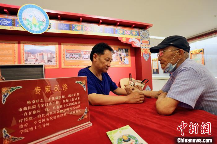 “藏韻瑰寶”藏醫(yī)四部醫(yī)典唐卡珍品展在天津美術(shù)館展出，展覽現(xiàn)場藏醫(yī)專家義診受歡迎?！⒖∩n 攝