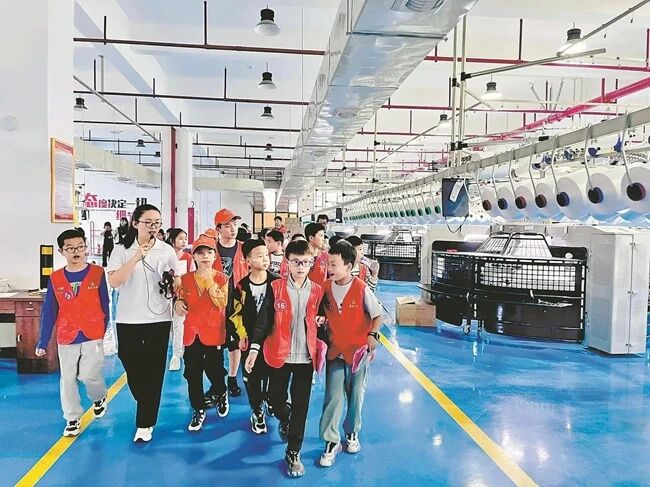 學生參觀惠安校服企業(yè)生產(chǎn)車間?；莅部h委宣傳部供圖