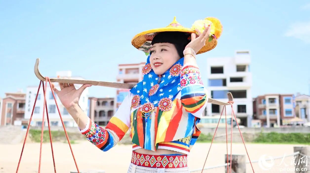 花頭巾包裹，配上寬檐黃斗笠，是惠安女獨特的“防曬套裝”。人民網(wǎng)記者 李昌乾攝