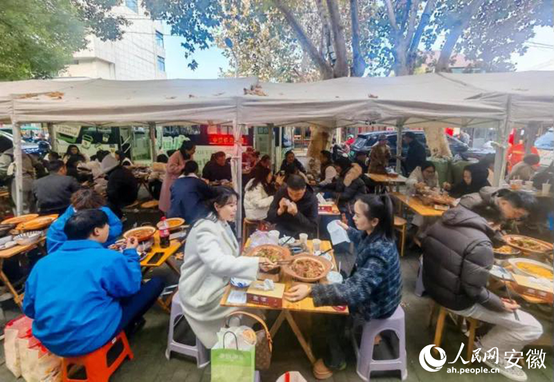 迎春街上，游客們品嘗廣德燉鍋。人民網(wǎng)記者 王銳攝