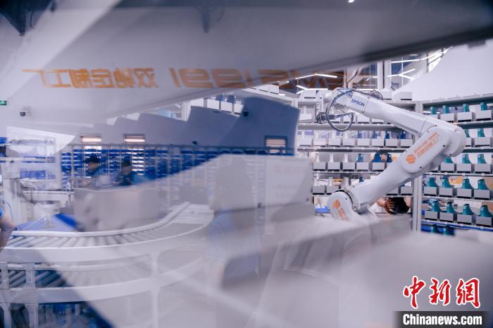 最快一個(gè)多小時(shí)，“私人訂制”的鞋子就能完成生產(chǎn)。　李南軒 攝