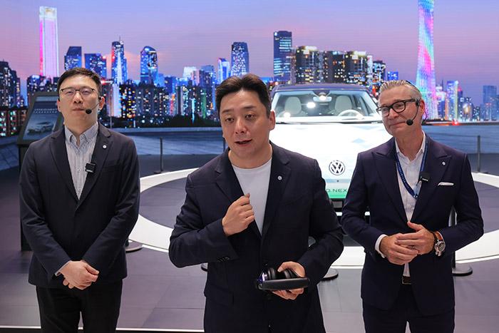 11月17日，上汽大眾汽車有限公司銷售與市場執(zhí)行副總經(jīng)理、上海上汽大眾汽車銷售有限公司總經(jīng)理俞經(jīng)民(中間)參加廣州車展展臺(tái)活動(dòng)。 上汽大眾 供圖