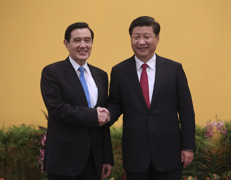 2015年11月7日，兩岸領(lǐng)導(dǎo)人會面在新加坡香格里拉大酒店舉行。這是習(xí)近平主席與時任臺灣地區(qū)領(lǐng)導(dǎo)人馬英九握手。