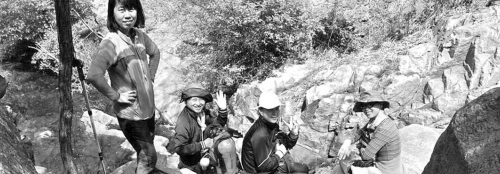 近日，資深驢友隨哥組織驢友到濟(jì)南仲宮太甲山游玩。圖為驢友正在山路上休息。隨哥供圖