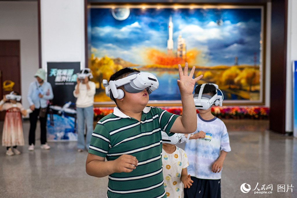 2026年5月23日，在酒泉衛(wèi)星發(fā)射中心的科普活動現(xiàn)場，孩子們正通過VR設備體驗太空探索，感受星辰大海的壯闊。人民網(wǎng)記者 翁奇羽攝