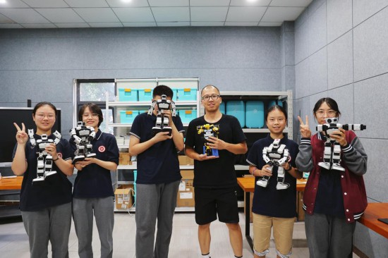 重慶八中科學(xué)城中學(xué)校科創(chuàng)社團(tuán)。