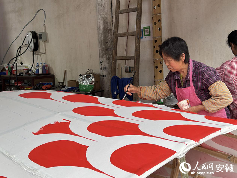瞻淇村內(nèi)大多數(shù)村民都掌握制作魚燈的絕活。人民網(wǎng)記者 胡雨松攝