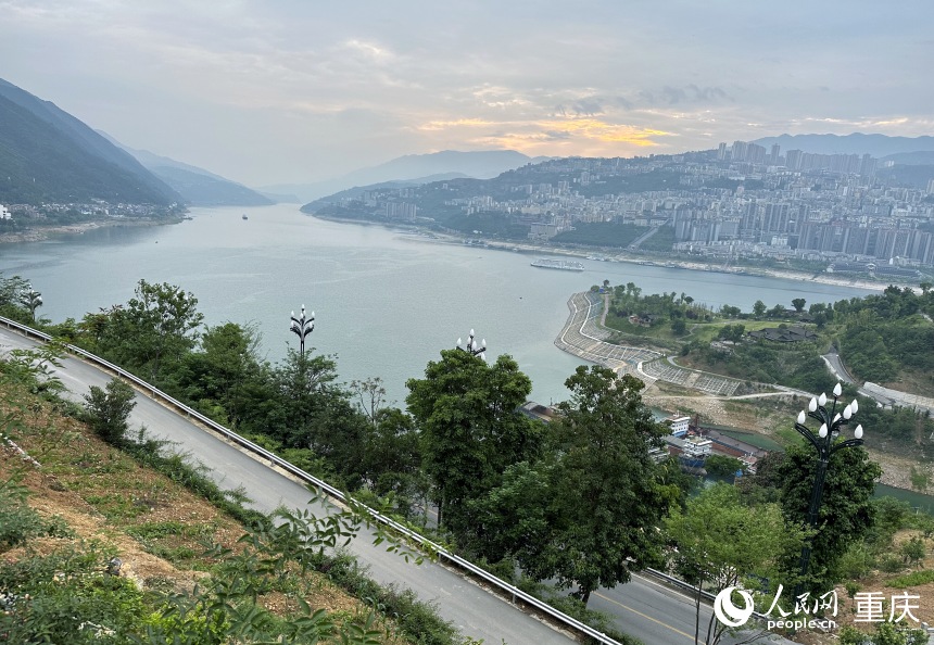 從巫山縣龍門街道江村遠(yuǎn)眺，左側(cè)為三峽里·竹枝村，右側(cè)為巫山縣城。人民網(wǎng)記者 劉政寧攝