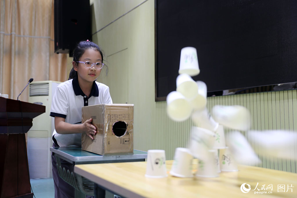 2026年5月29日，天津平山道小學的學生利用空氣炮發(fā)射壓縮空氣，擊倒紙杯塔。人民網(wǎng)記者 崔新耀攝
