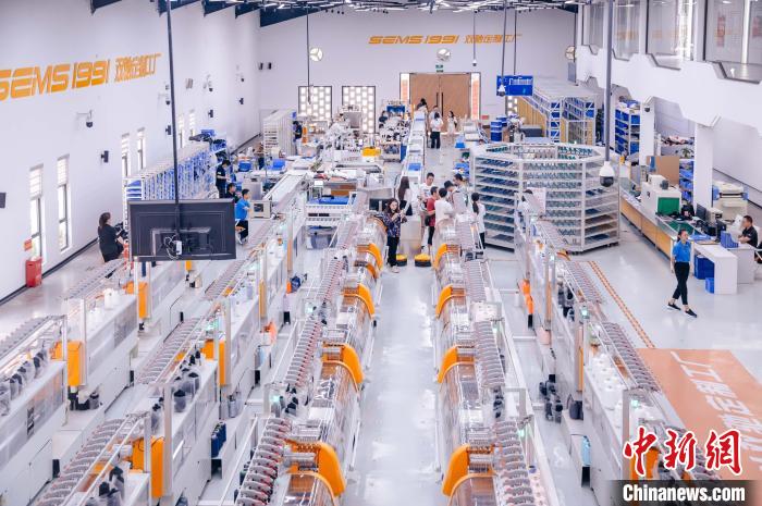 “高質(zhì)量發(fā)展調(diào)研行”主題采訪活動(dòng)來(lái)到福建莆田雙馳鞋業(yè)個(gè)性化定制示范工廠?！±钅宪?攝