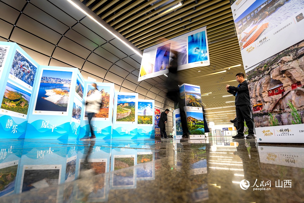 觀眾正在欣賞攝影作品。