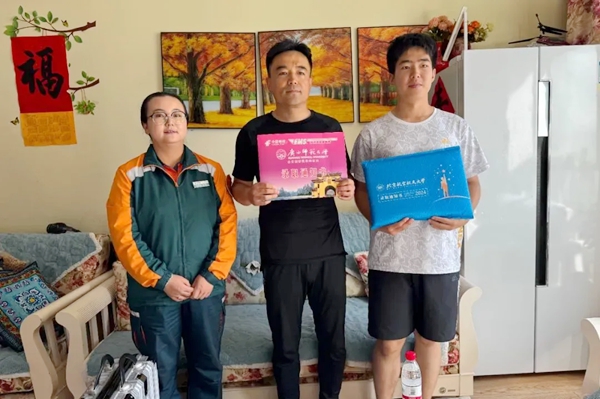 劉傲寒父子收到錄取通知書。北航供圖