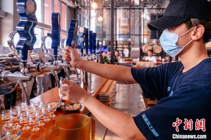 圖為百威雪津啤酒莆田基地工作人員正在打酒?！±钅宪?攝